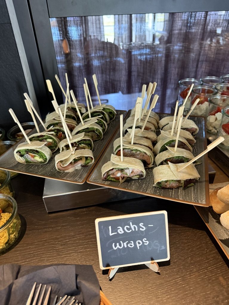 Lachs-Wraps auf der Etagere
