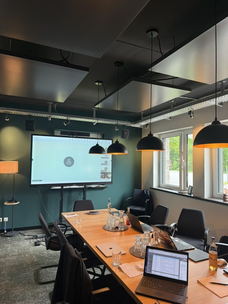 Meetingraum GRÜN – Konzentriert arbeiten, hybrid dabei sein