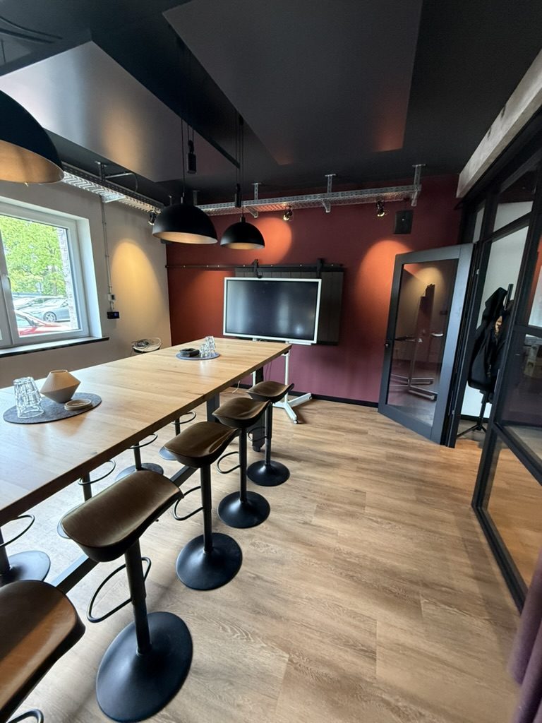 Meetingraum ROT – Stehen, schreiben, entscheiden